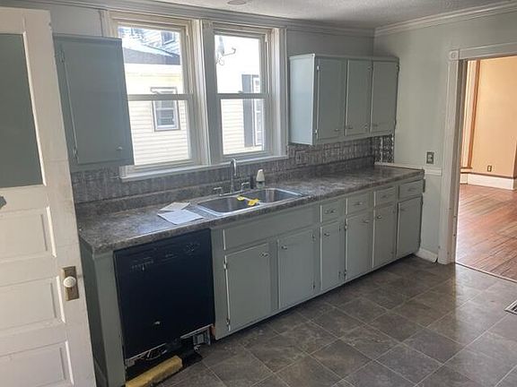 3rd image of 978 Richie Ave