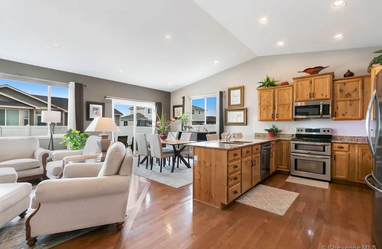 5 bed, 3536 sqft, $3,850 — Photo 3