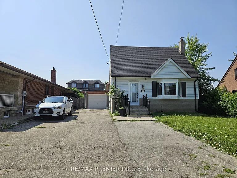 31 Compton Cres #A — Photo 1