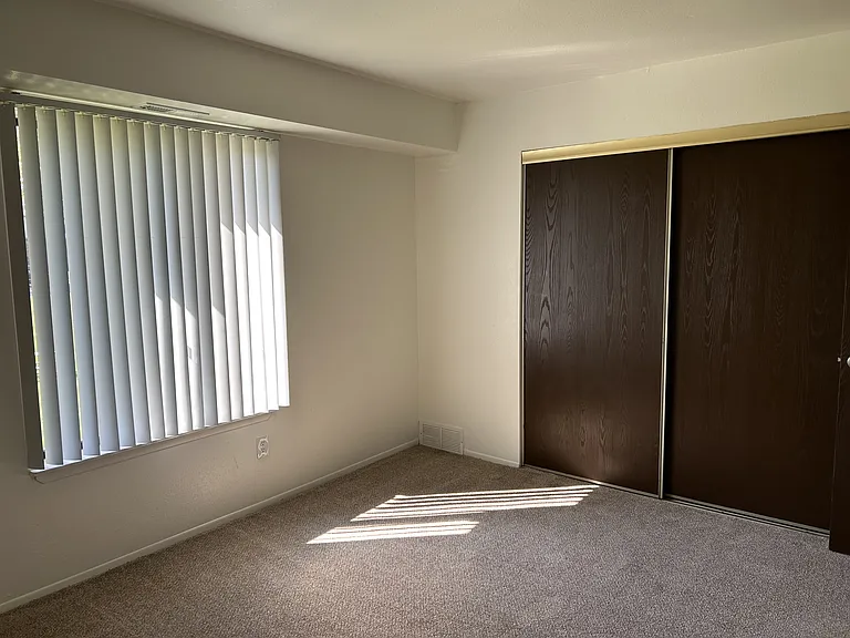 Windsor Place Apartments — Photo 39