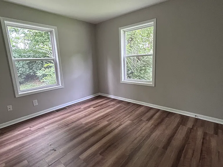 1122 Winton Ave — Photo 5