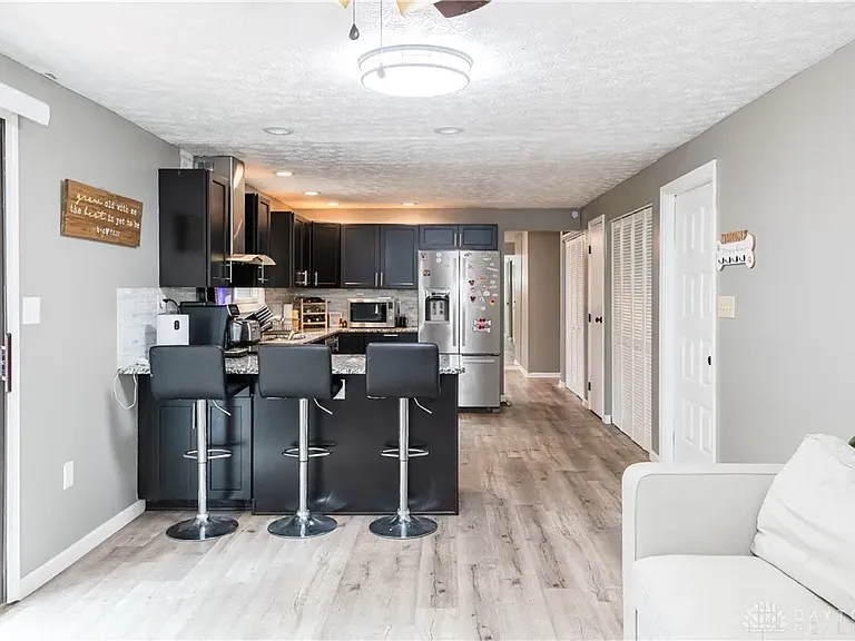 2401 Kewanna Ln — Photo 11
