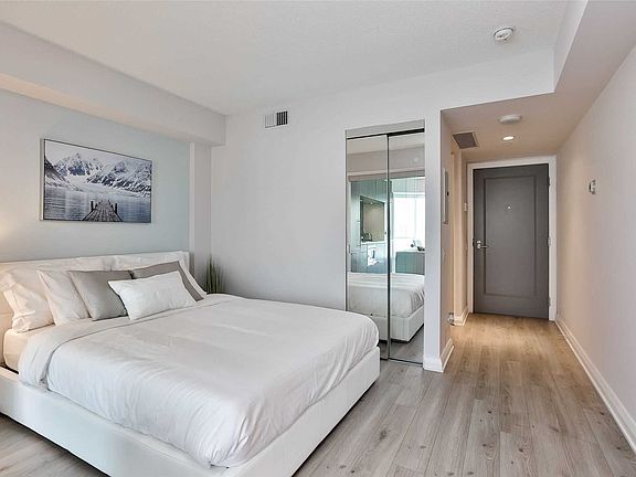 5th image of 155 Yorkville Ave #619