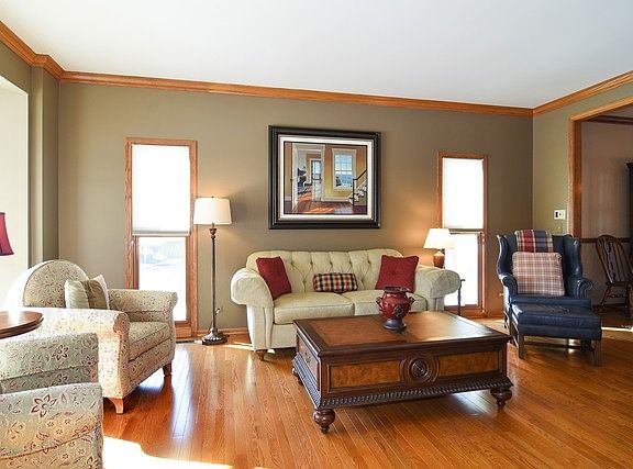 5th image of 337 N Pinehill Ct