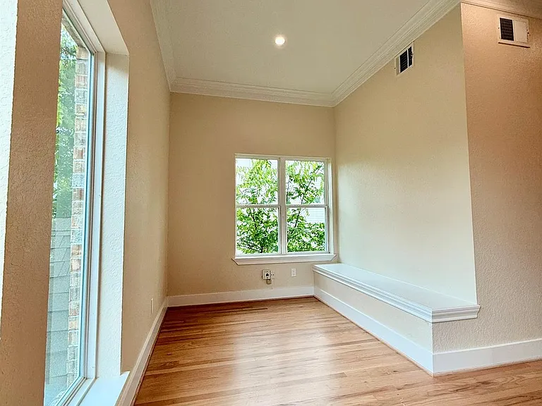 1323 Rosewood St — Photo 3