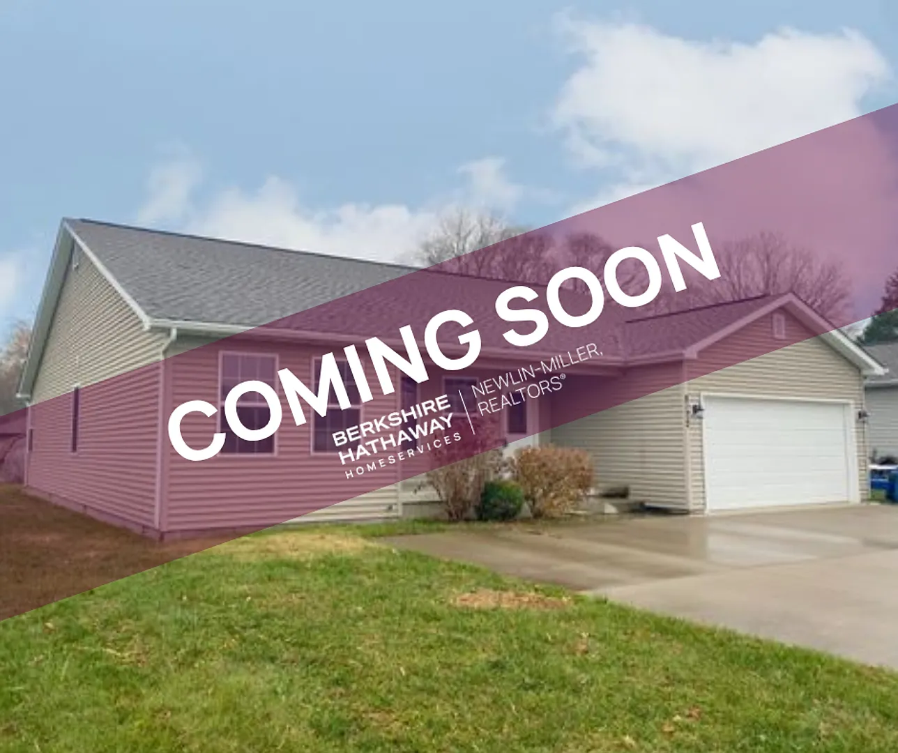 Open Concept 4 Bedroom Home & Pets Welcome — Photo 1