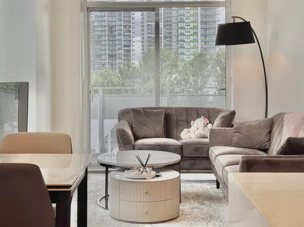 4433 Alaska St #301, Burnaby, BC V5C 5T3