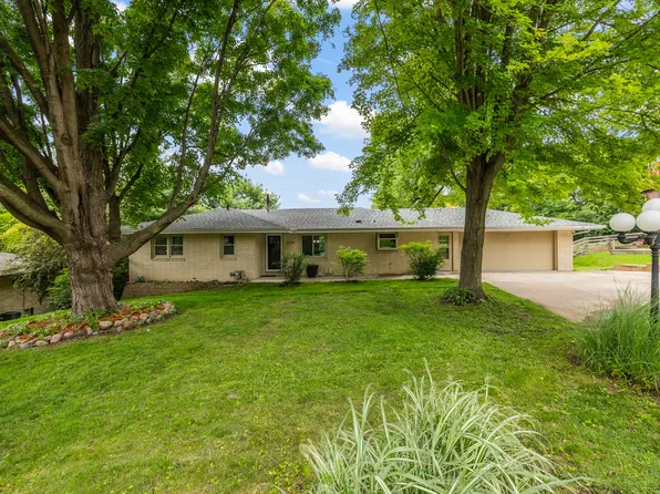 6730 NW Timberline Dr, Des Moines, IA 50313