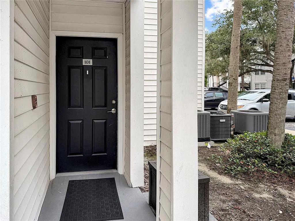 1 bed, 1.0 bath, 827 sqft, $1,550 — Photo 3