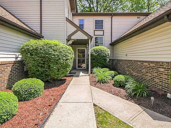 2nd image of 5609 Gateway Ln #105
