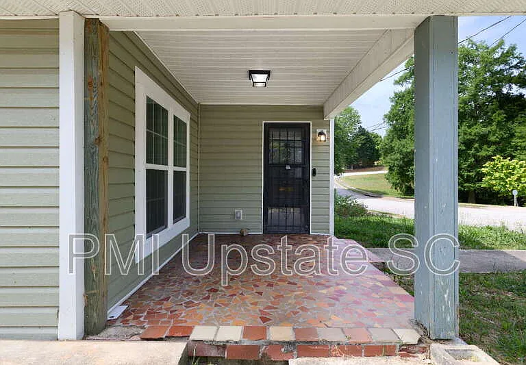 249 E Hampton Ave — Photo 3