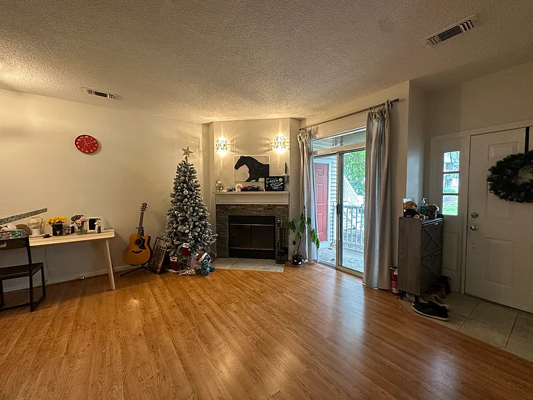47 Bradford Commons Ln #47 — Photo 2
