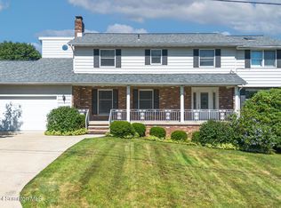 576 Hilltop Rd, Peckville, PA 18452