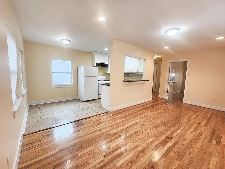 725 E 10th 1/2 St #B — Photo 2