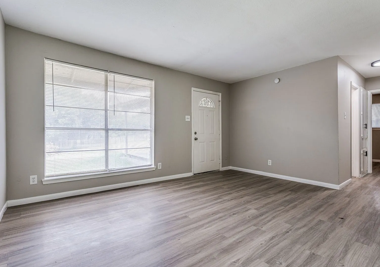 607 Thrush Avenue — Photo 3