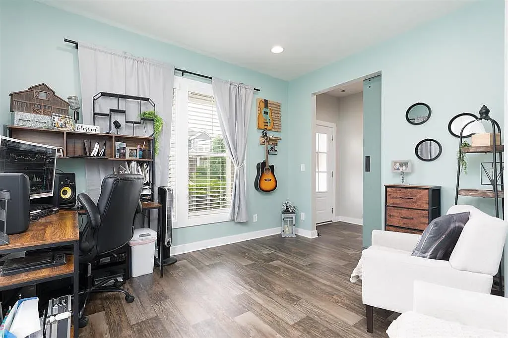 4 bed, 2562 sqft, $2,500 — Photo 2