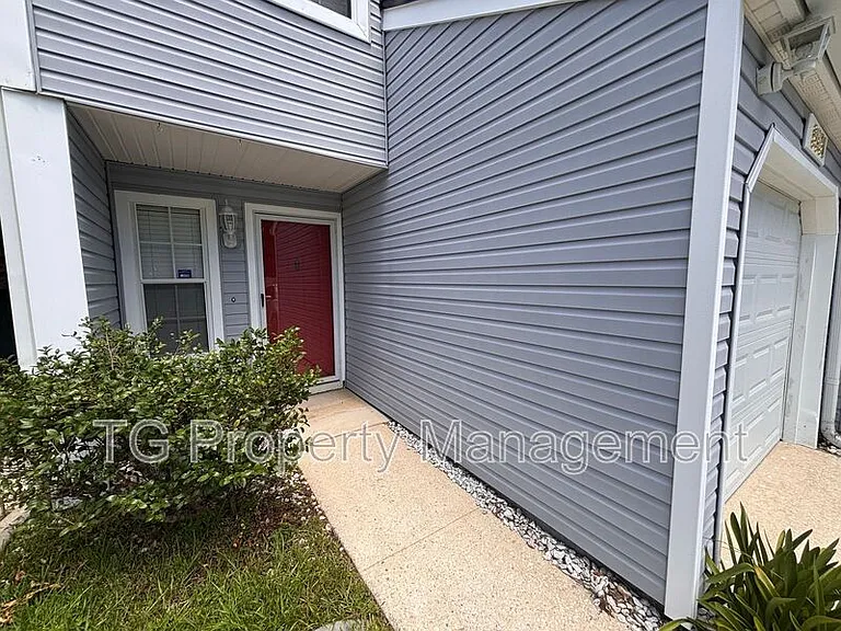 8531 Sturbridge Cir E — Photo 2