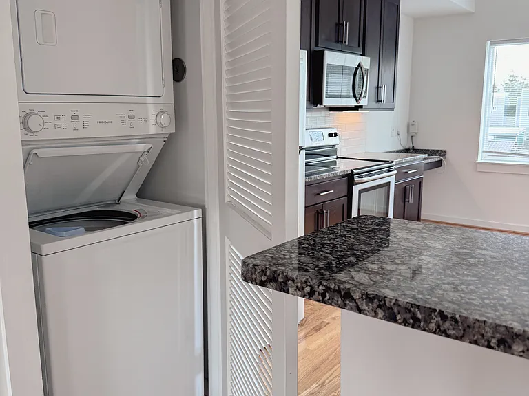 1104 Perry St #B — Photo 6