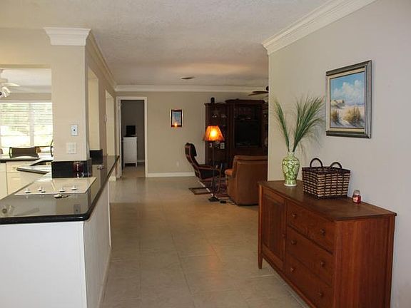 4th image of 555 Iris Ln