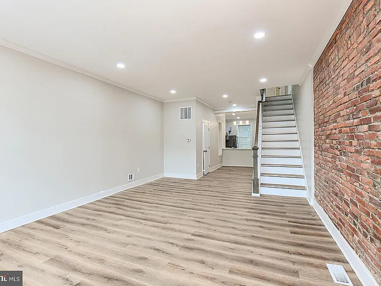 420 E 28th St — Photo 2