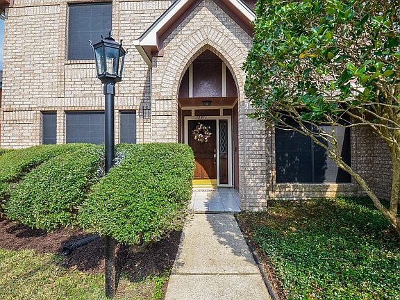 4th image of 15911 Surrey Woods Drive