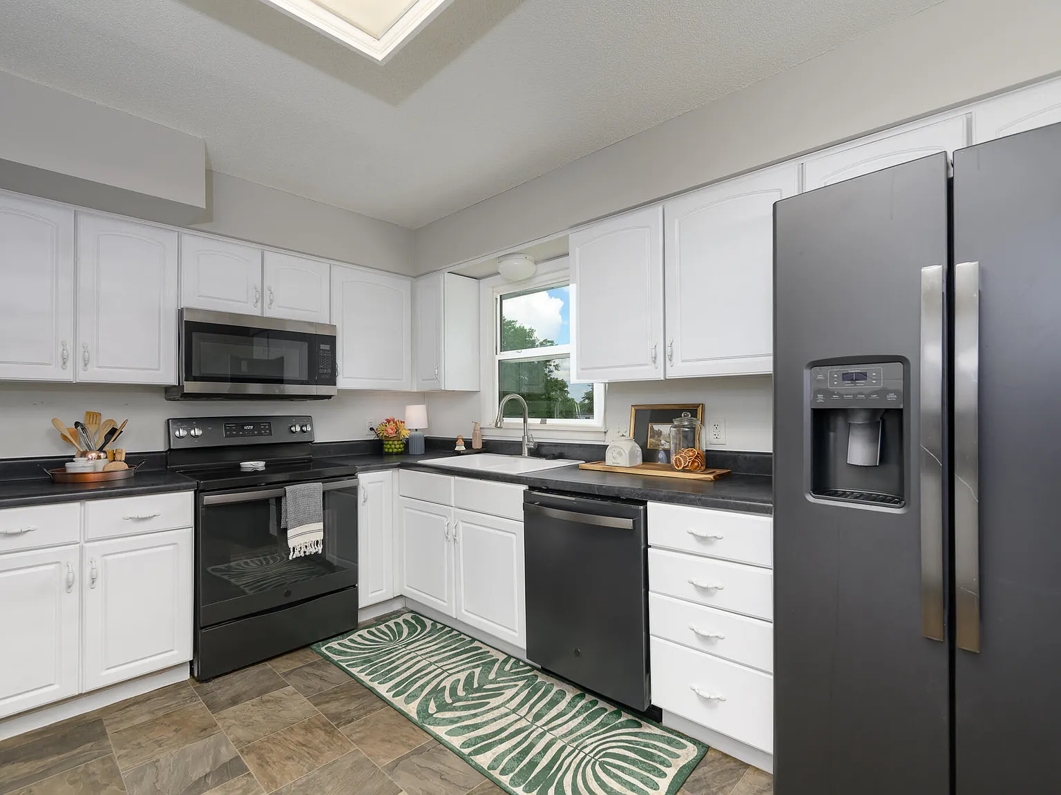 4 bed, 2.0 bath, 2630 sqft, $2,000 — Photo 4