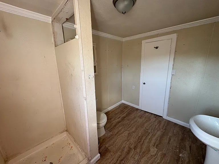 UPSTAIRS BATHROOM (DIFFERENT VIEW)