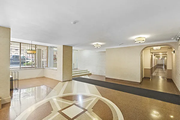 Sold by Thomas Lipovetsky, LREB | media 12