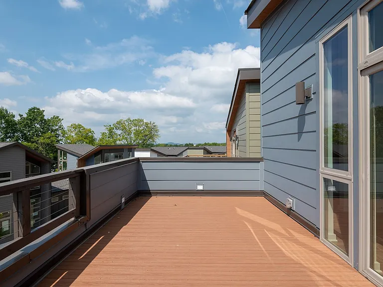 3060 Edwin Cir — Photo 2