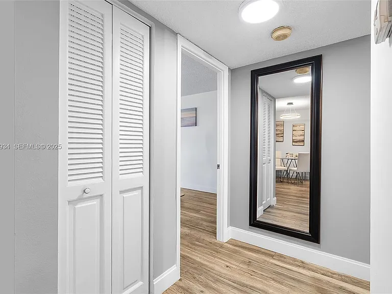 400 Leslie Dr #305 — Photo 8