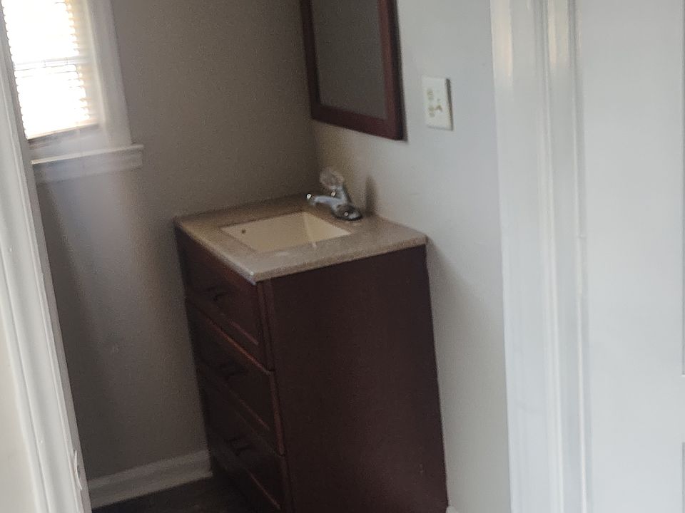1st image of 202 Eastwood Cir