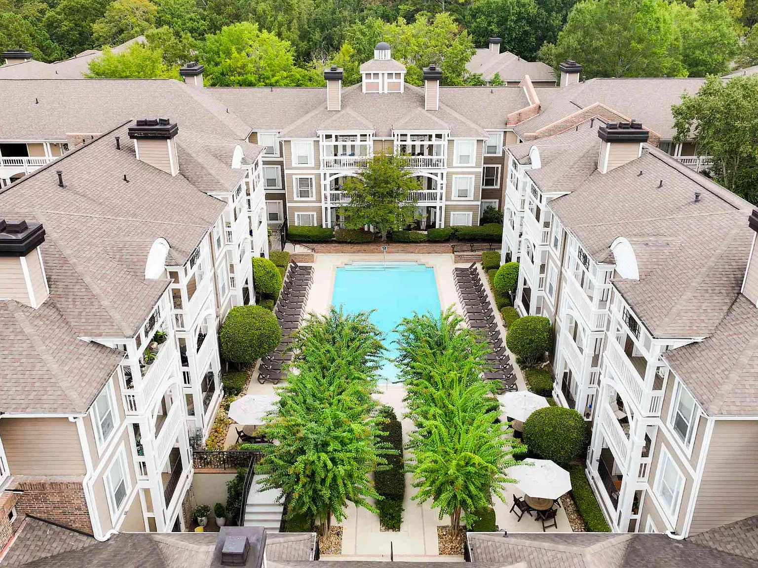 Charleston Court — Photo 3