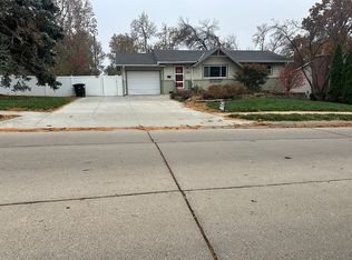 9175 Park Dr, Omaha, NE 68127