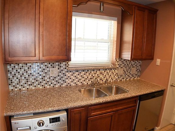 5th image of 7904 Royal Ln #225