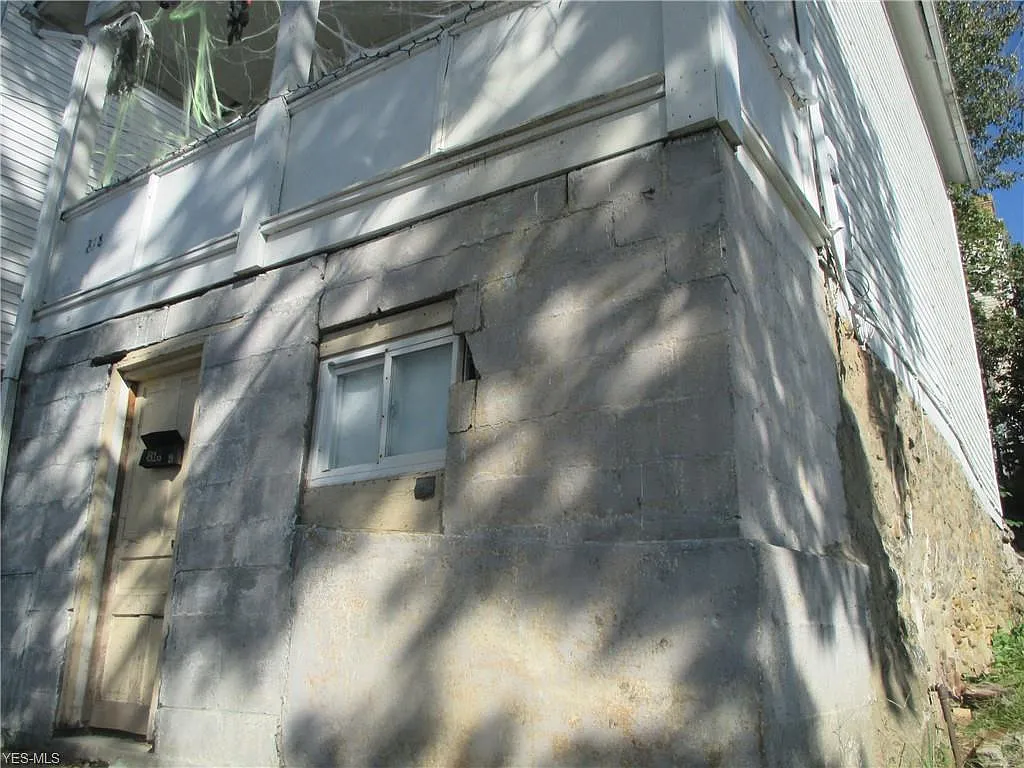 645 Riley Ave photo 1