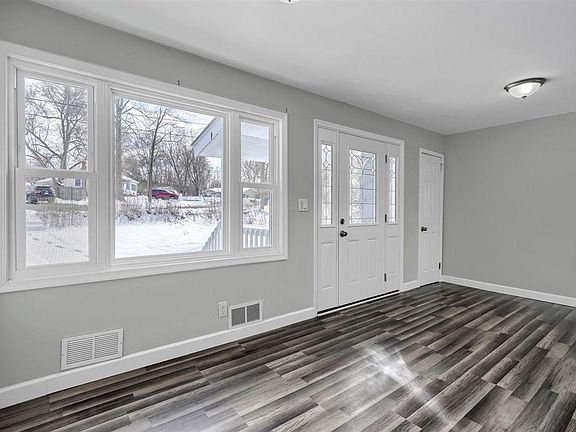 4th image of 16 Orchard Lake Dr