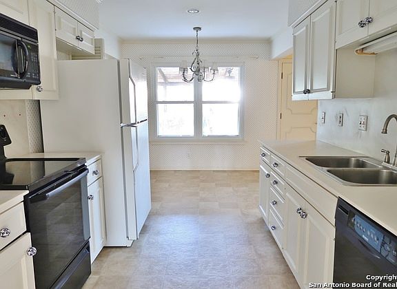 4th image of 607 Briar Oak St