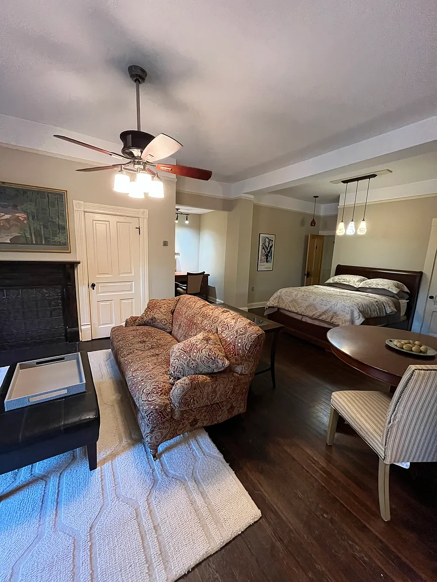 Building Photo - 147 E Chestnut St #4