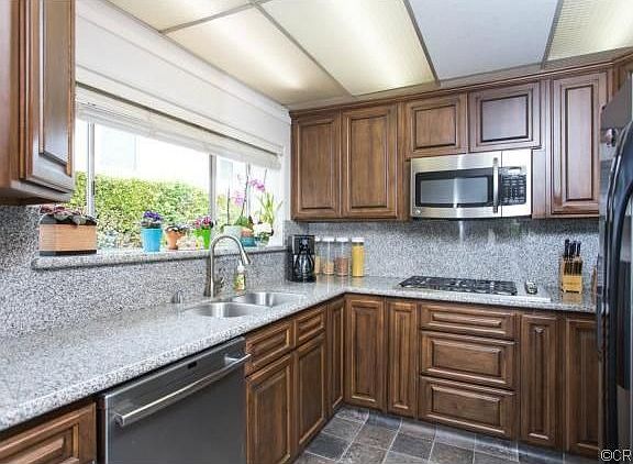 5th image of 402 Kingsford St