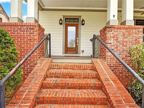 3rd image of 2129 Oakview Rd SE