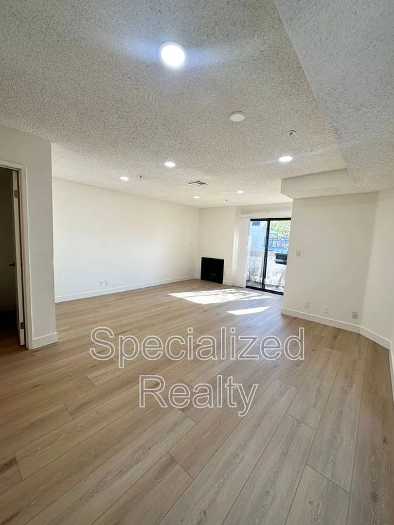621 N. Louise St — Photo 2