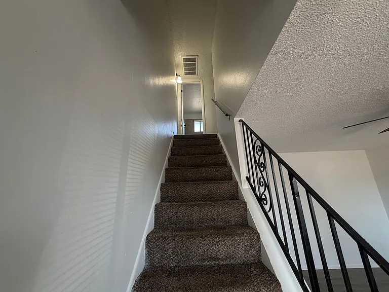 901 E Claremont St — Photo 15