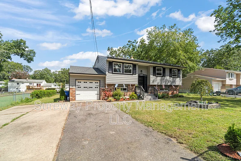 4 bed, 1.5 bath, 1888 sqft, $3,000 — Photo 2
