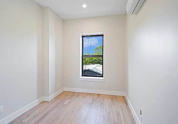 5th image of 98 Meserole St APT 1R