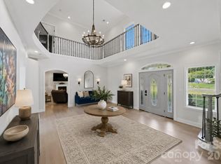 1360 Sweetbriar Ln, Hickory, NC 28602
