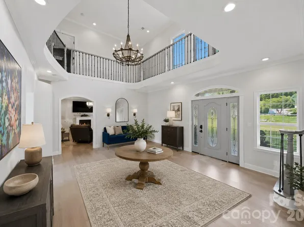 1360 Sweetbriar Ln, Hickory, NC 28602