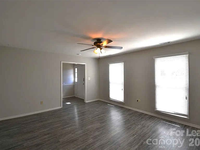 100 Old Farm Ct — Photo 16