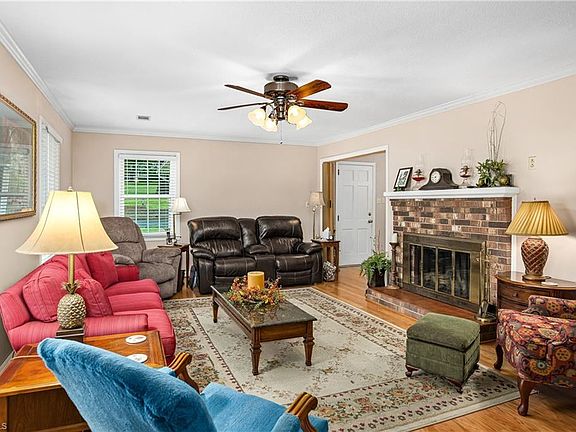 3rd image of 146 Sunset Dr
