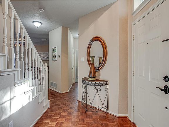 4th image of 2708 Chatsworth Dr