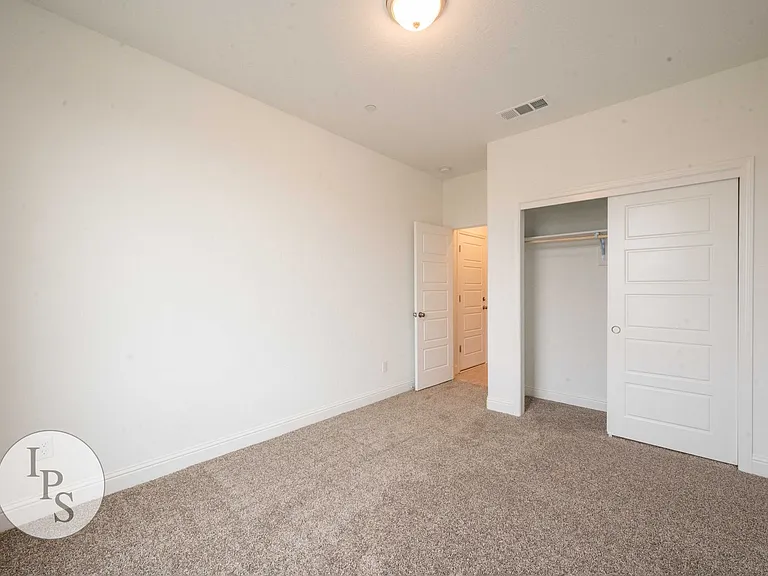352 N Millard Ave — Photo 2